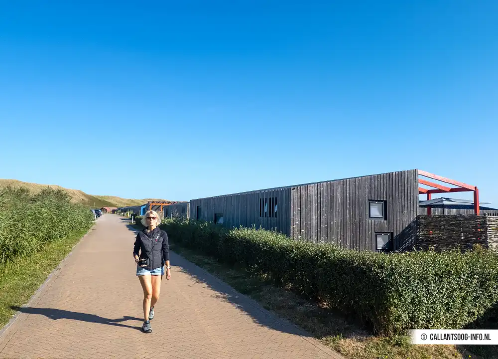 Karin spaziert durch den Ferienpark Callantsoog.