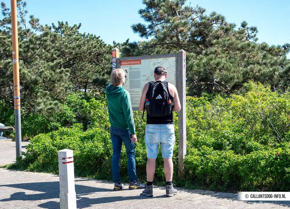 Informatiebord startpunt wandelroutes in Callantsoog.