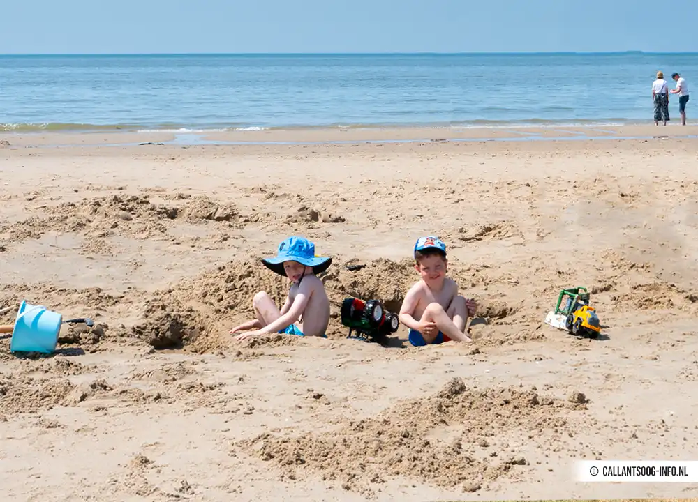 Kinderen spelen op het strand in Callantsoog.