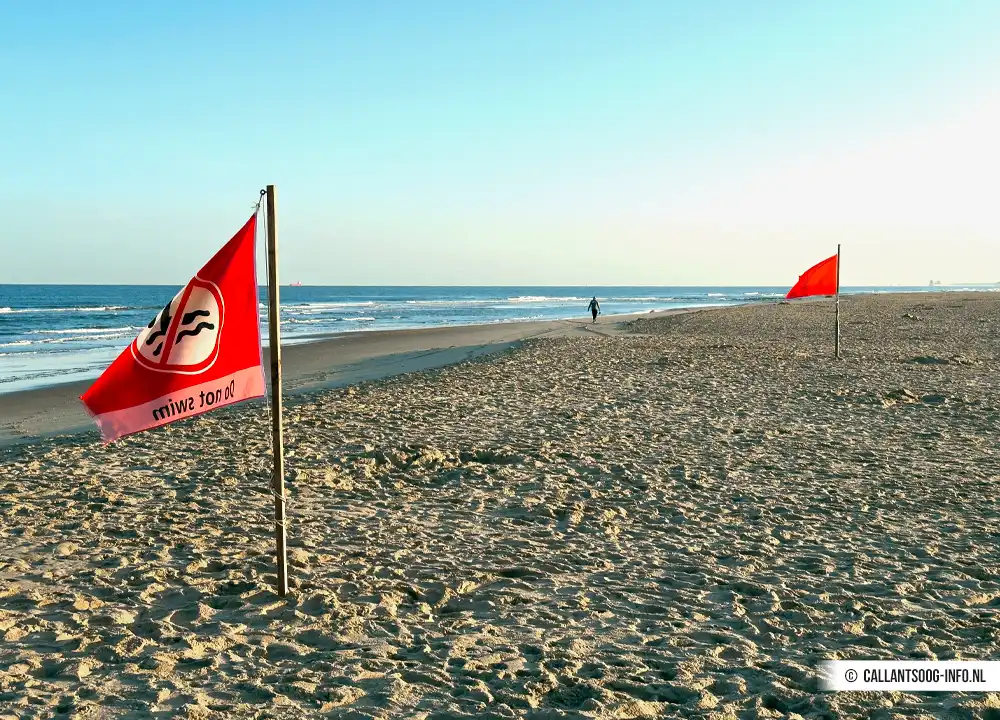 Rote Flagge am Strand von Callantsoog