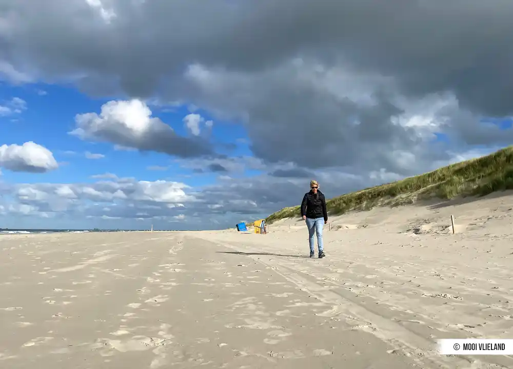 Wandelen op het strand van Vlieland